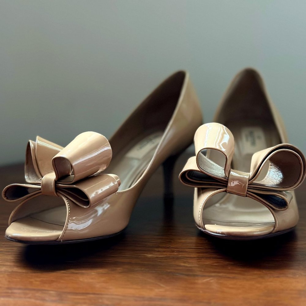Valentino Tan Patent Leather Bow Accent Peep Toe Pumps, size 37.